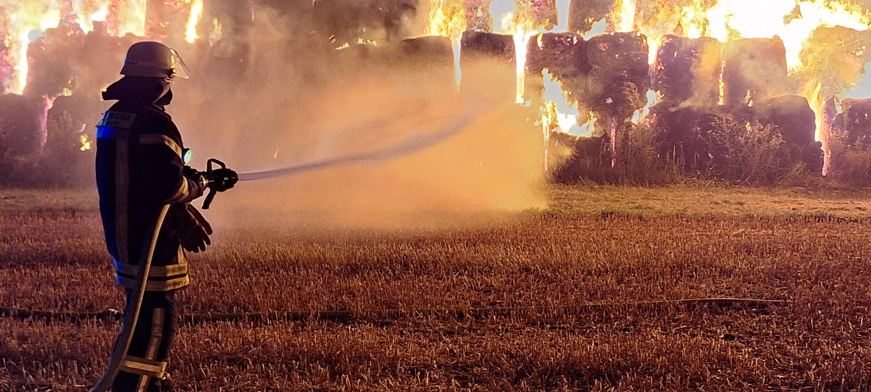 Erneut brennende Strohballen in Dormagen