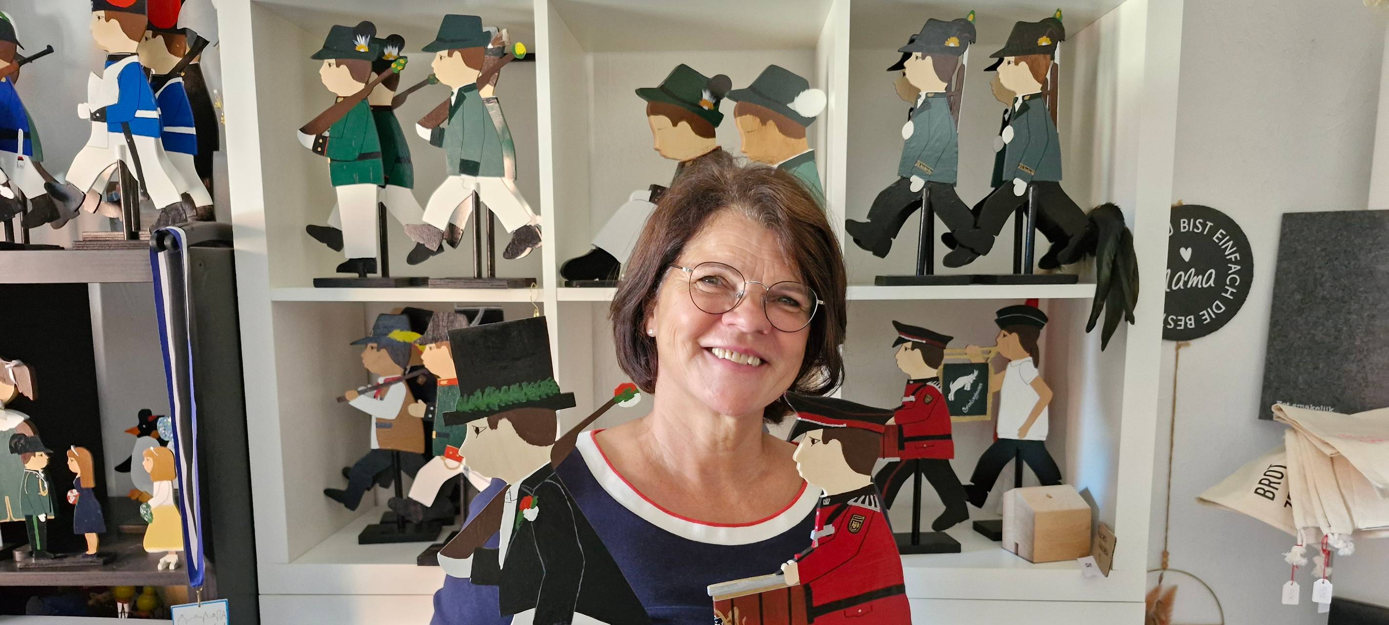 Neusserin macht Holz-Schützenfiguren