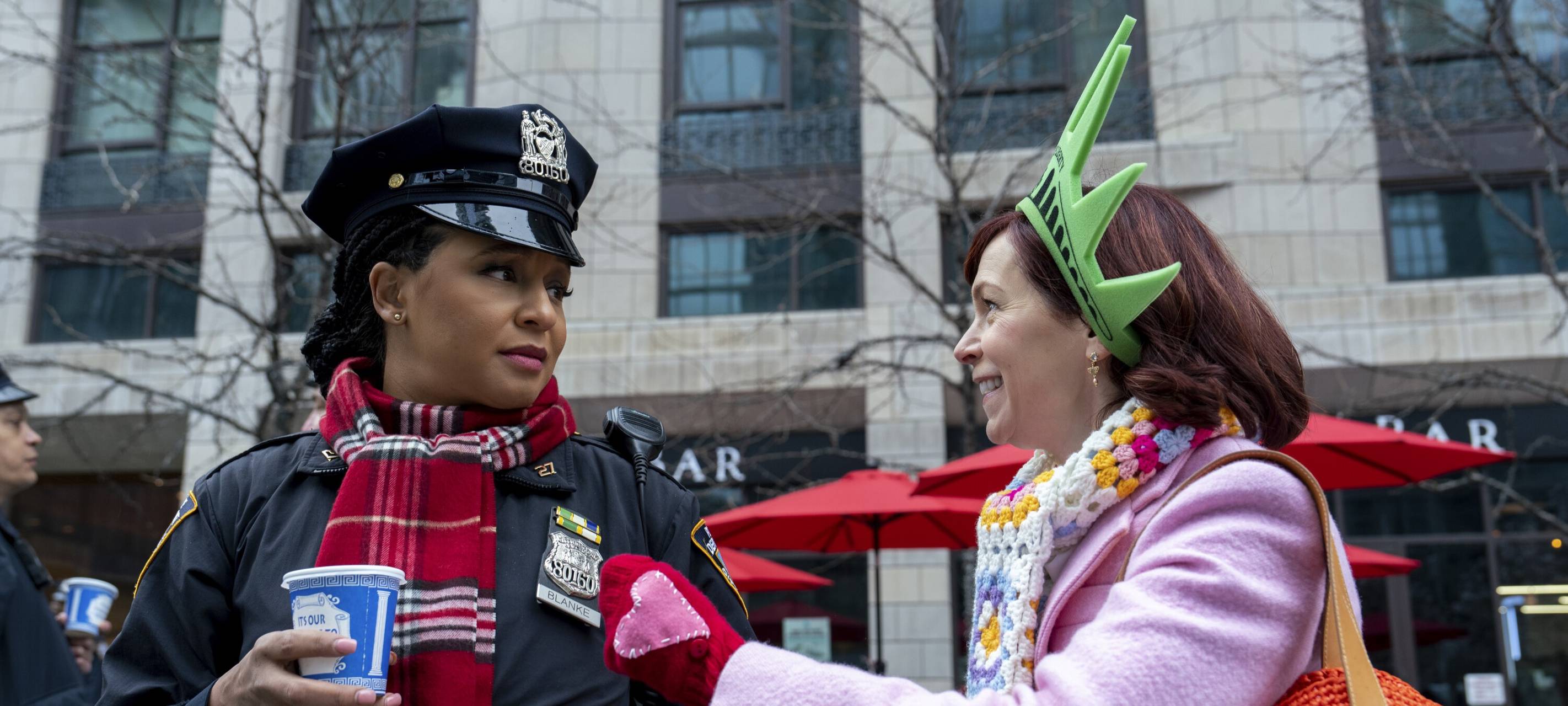 Elsbeth taucht an einem Tatort auf.
