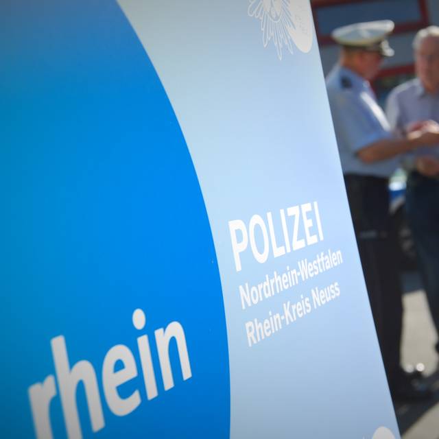 Polizei Rhein-Kreis Neuss mit Personen im Gespräch