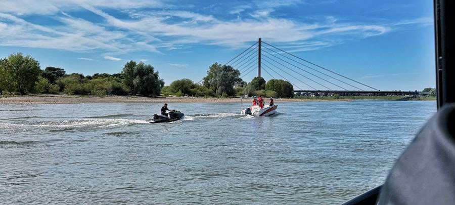 Große Suche wegen Stand-Up-Paddle-Board auf Erft in Neuss