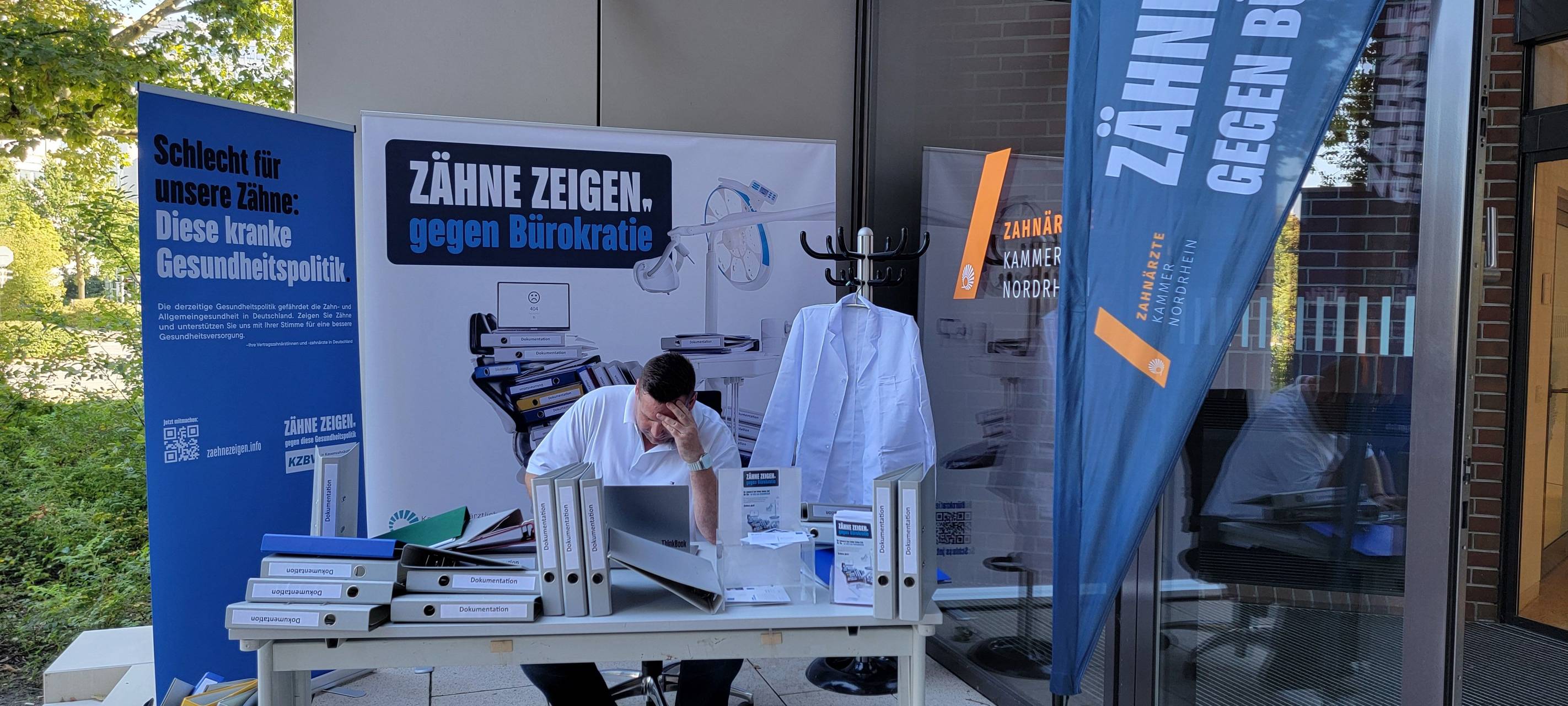 Zahnärzte zeigen "Zähne gegen Bürokratie" in Neuss