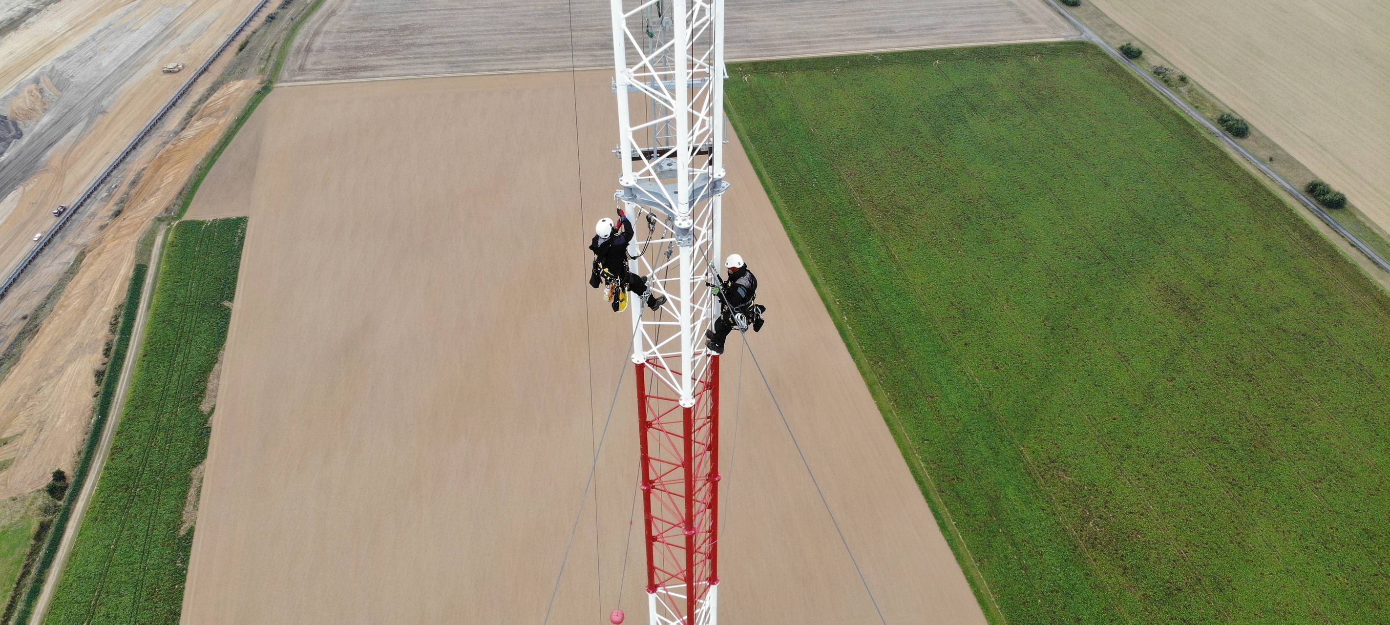 Letzte Aufbauarbeiten für Windmessmast in Jüchen
