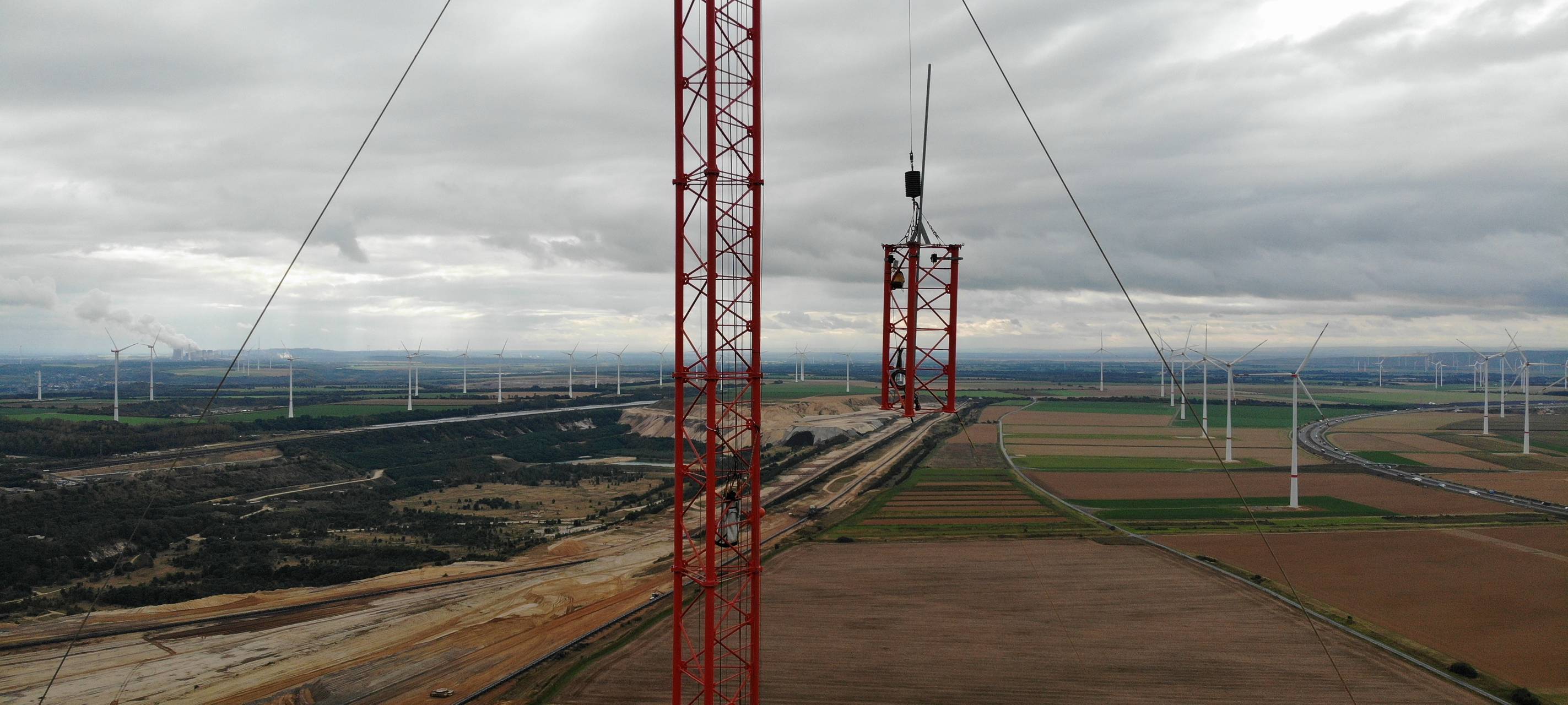 Letzte Aufbauarbeiten für Windmessmast in Jüchen