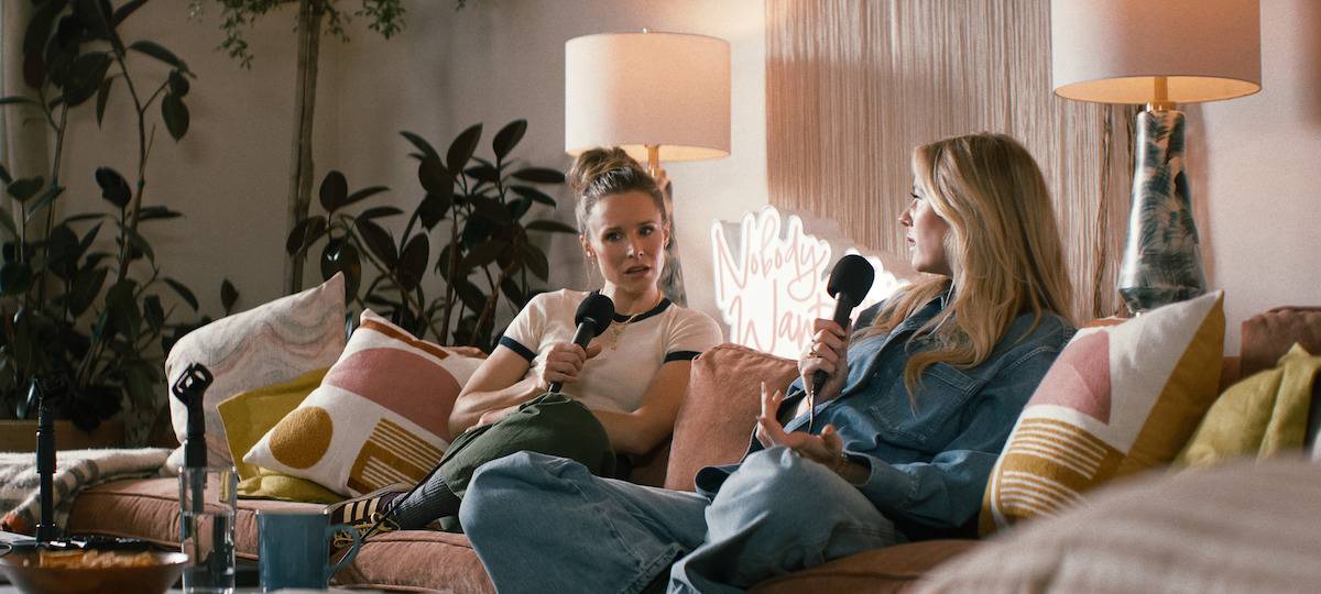 Joanne nimmt ihren Podcast auf.