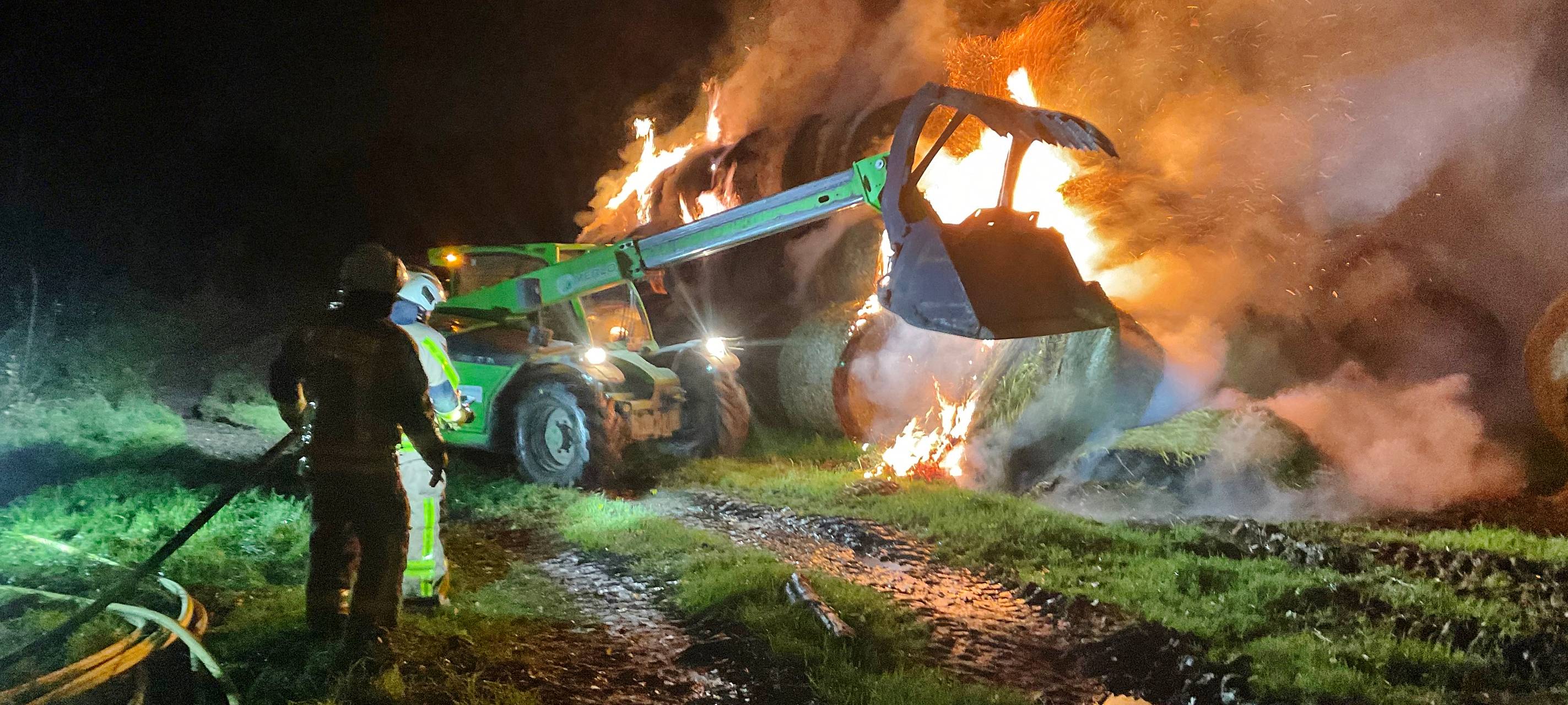 Viel Qualm - Dutzende Heuballen brennen in Grevenbroich