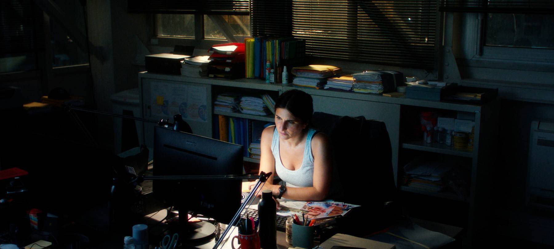 Sara sitzt nächtelang am Computer.