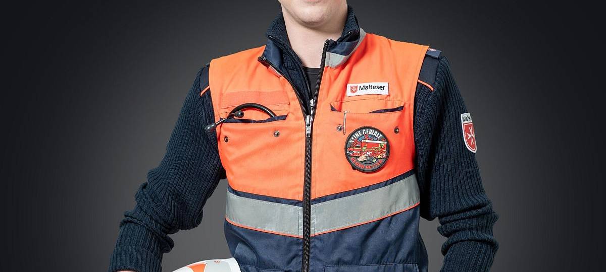 Katastrophenschützer aus Neuss modelt für die Malteser