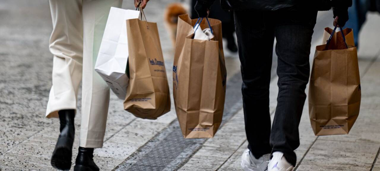 Menschen gehen mit Einkaufstüten am verkaufsoffenen Sonntag durch Berlin-Mitte. Das Statistische Bundesamt teilt am 31.01.2024 Zahlen zum Umsatz im Einzelhandel mit.