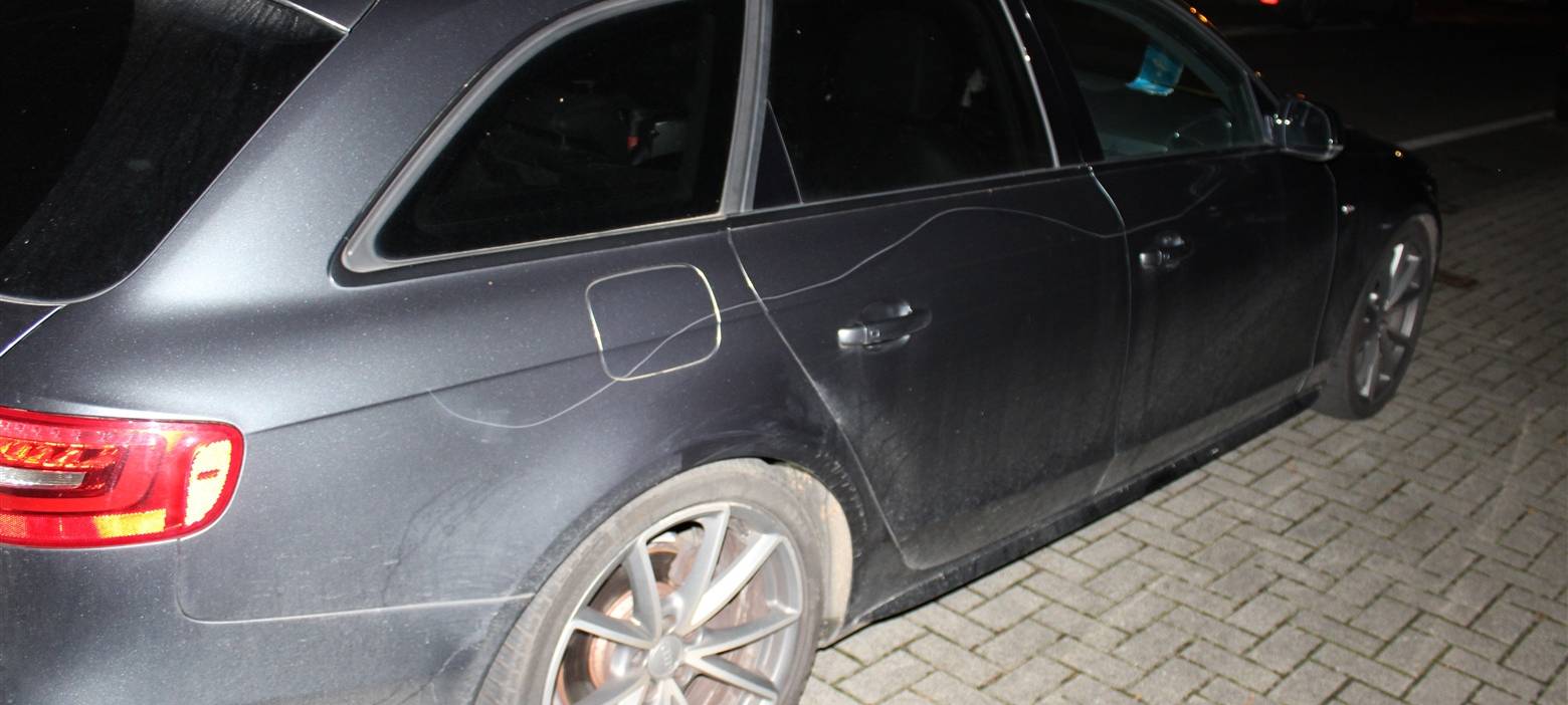 Betrunkener zerkratzt Autos in Grevenbroich