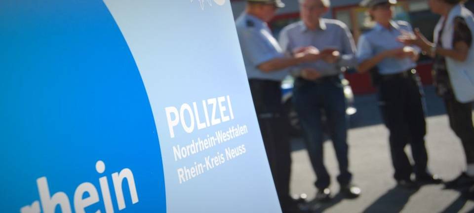 Polizei Rhein-Kreis Neuss mit Personen im Gespräch