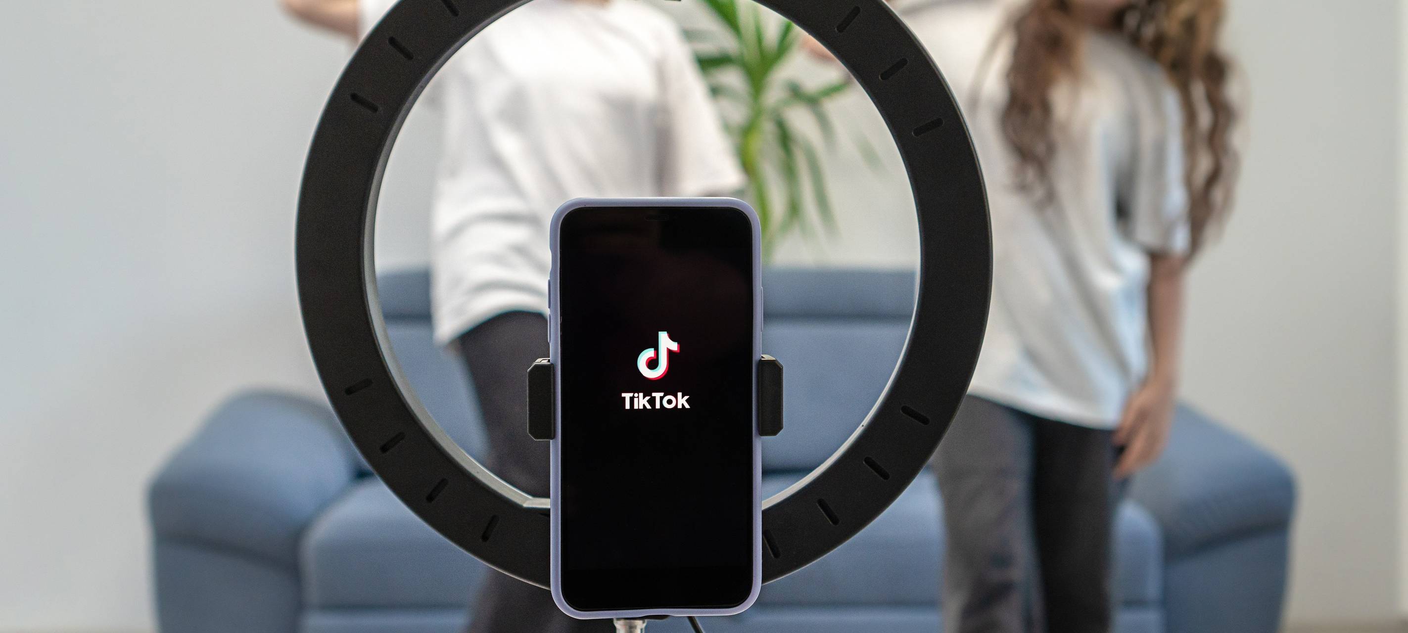 Smartphone mit TikTok-Logo