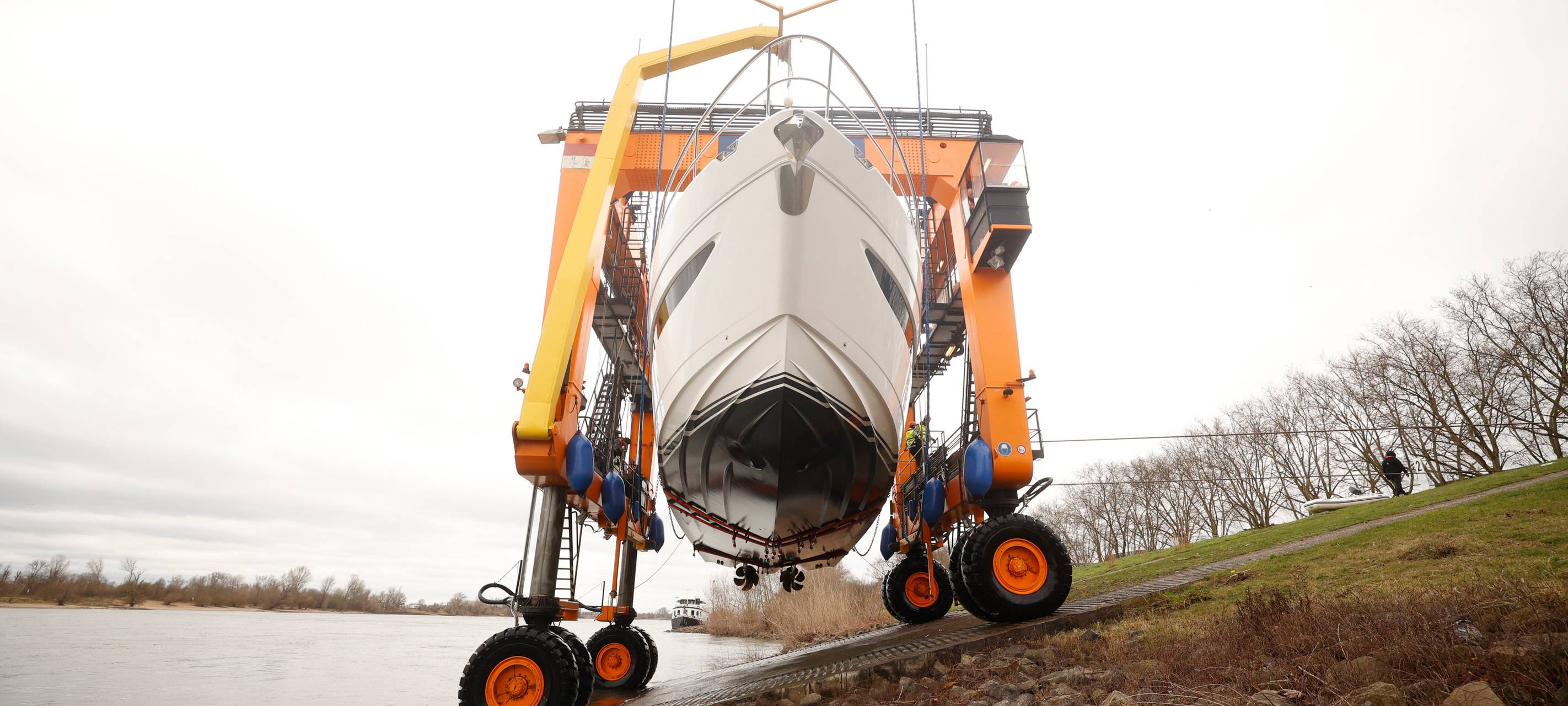 boot Düsseldorf: Spezialkran hebt Luxusjachten aus dem Rhein