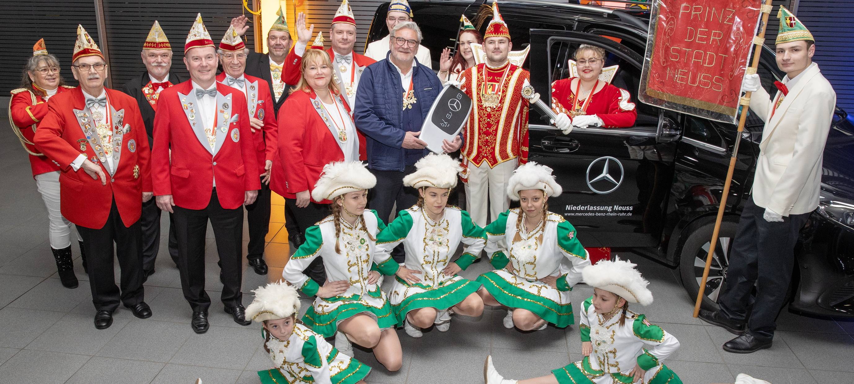 Das Neusser Prinzenpaar mit seiner V-Klasse