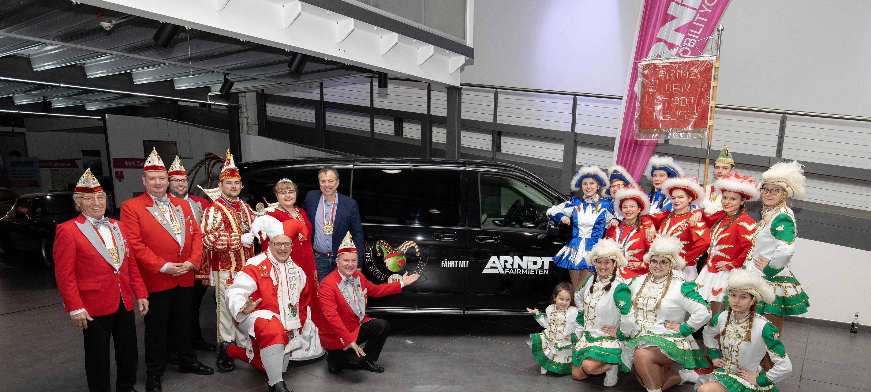 Bild der Fahrzeugübergabe des Karnevalausschusses bei Arndt