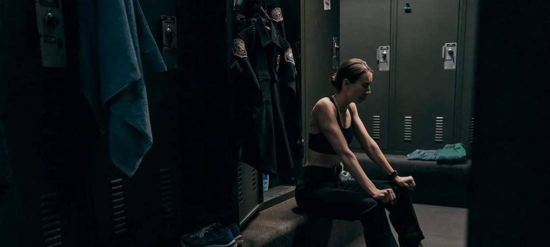 Traci in der Umkleide.