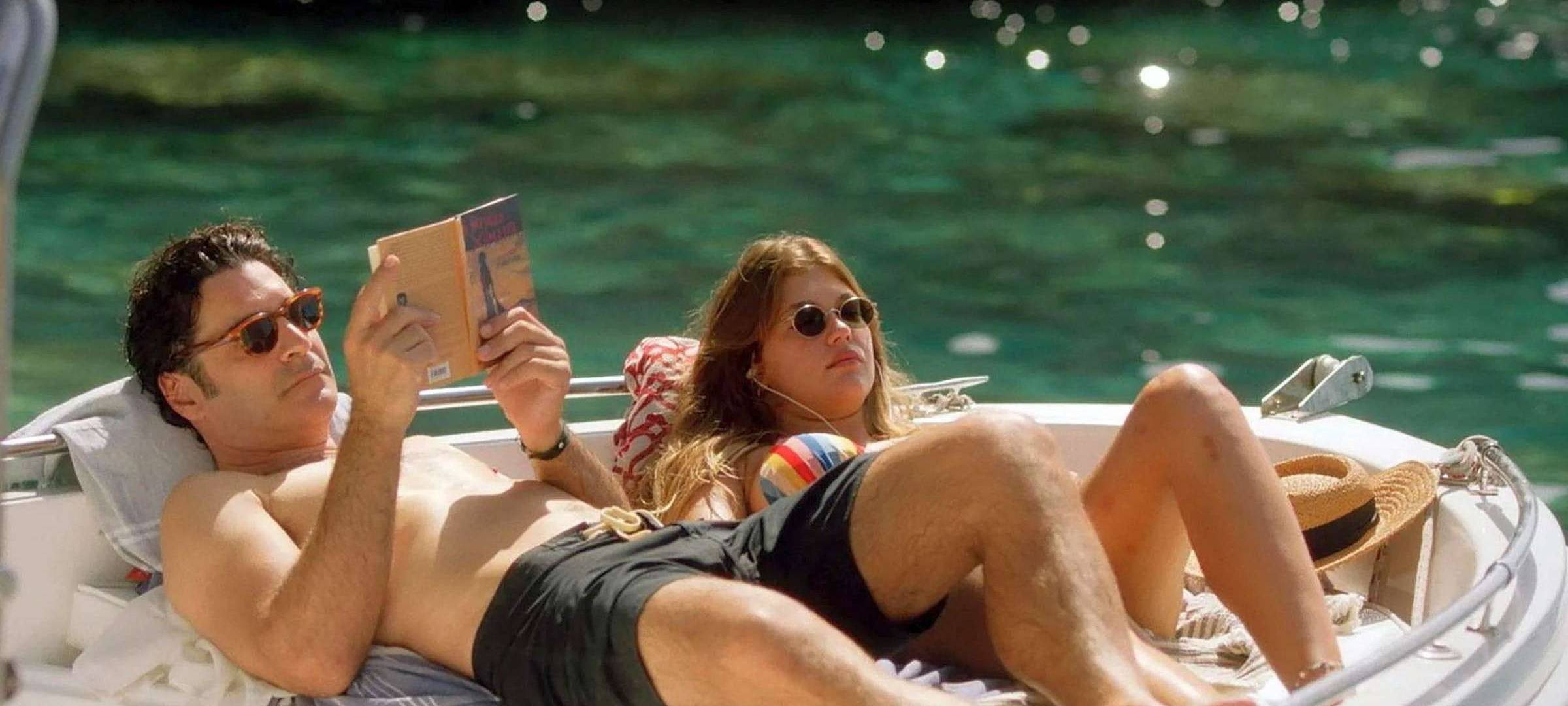 Orestis und Klelia planschen zusammen.