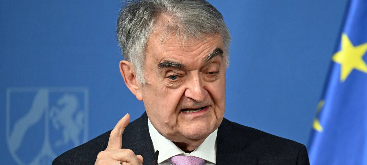 Herbert Reul (CDU), nordrhein-westfälischer Innenminister, spricht ins Mikrofon.