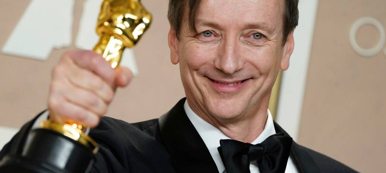 Komponist Volker Bertelmann alias Hauschka mit dem Preis für die beste Filmmusik für "Im Westen nichts Neues" im Presseraum der Oscar-Verleihung im Dolby Theatre