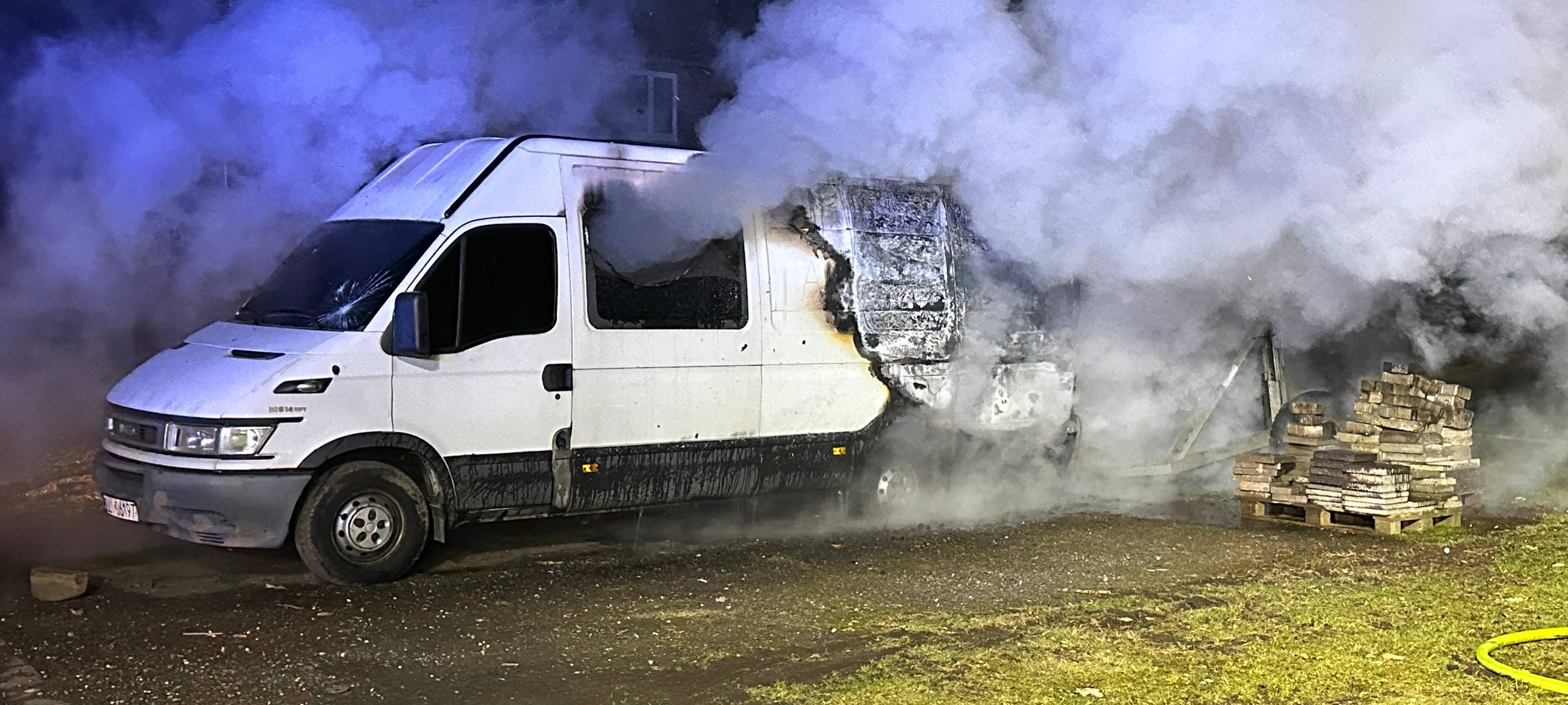 Grevenbroicher Feuerwehr löscht brennenden Transporter