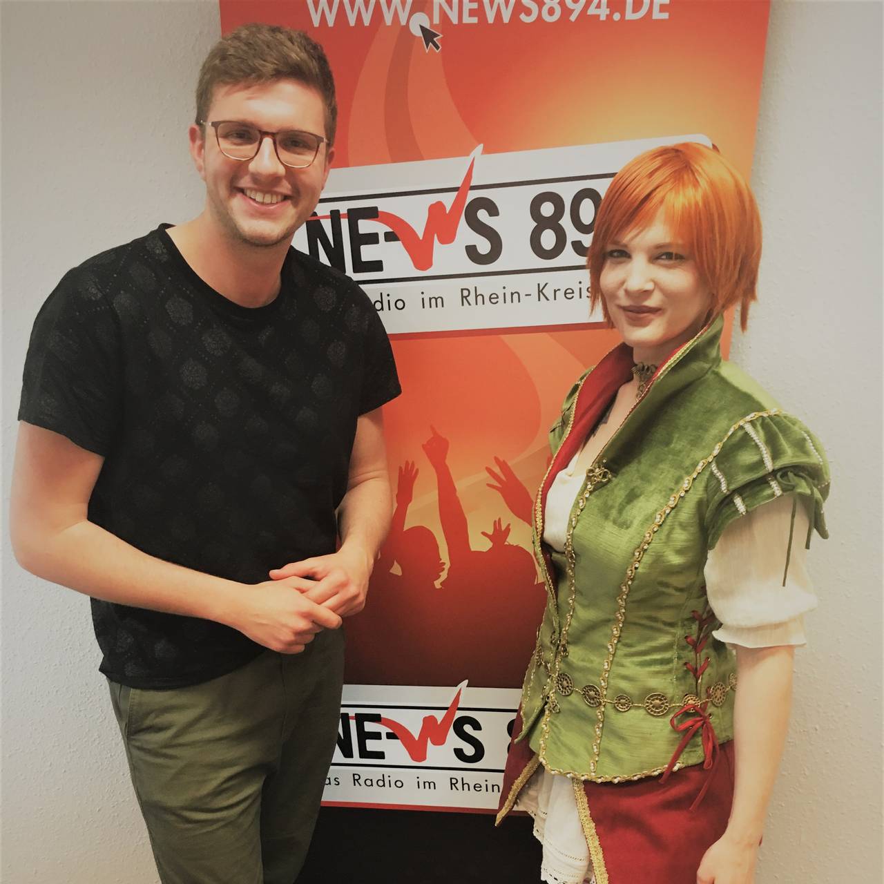 Cosplayerin Sabrina Eickhoff und NE-WS 89.4-Moderator Maik Kivelip