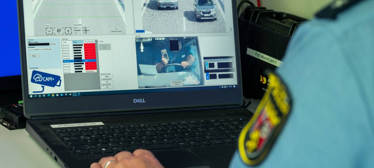 Polizeihauptkommissar Christian Simon zeigt an einem Monitor ein "Dummyfoto" einer MONOcam, die zur Aufzeichnung von Handysündern am Steuer in Betrieb ist.