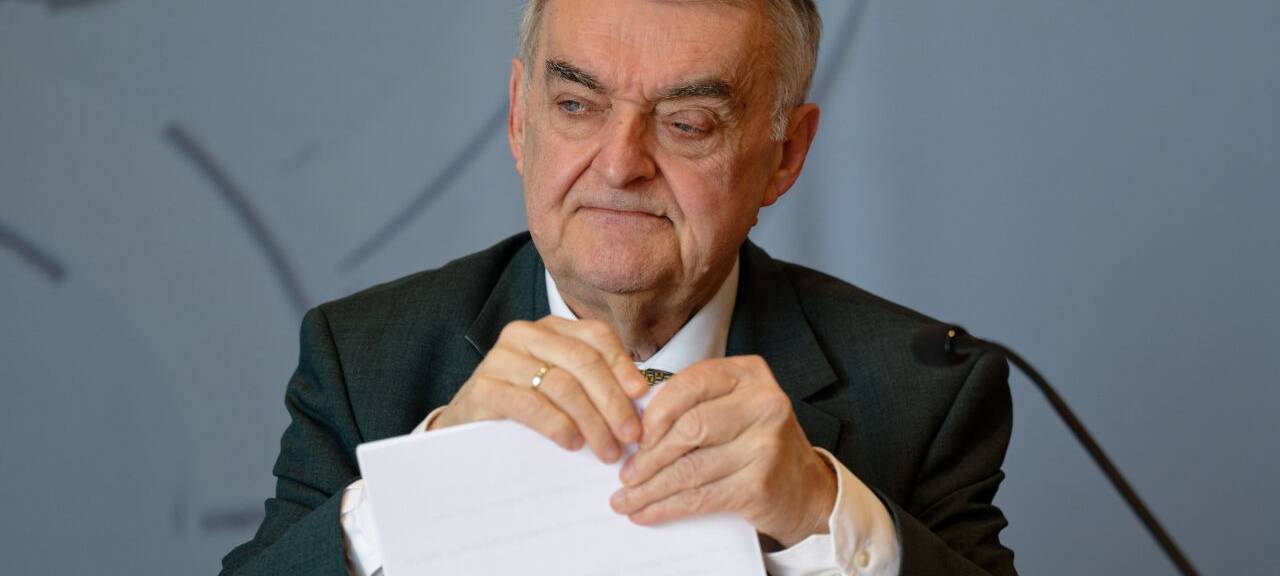 Herbert Reul, Innenminister von Nordrhein-Westfalen (CDU), spricht bei der Vorstellung der Polizeilichen Kriminalstatistik für 2024.