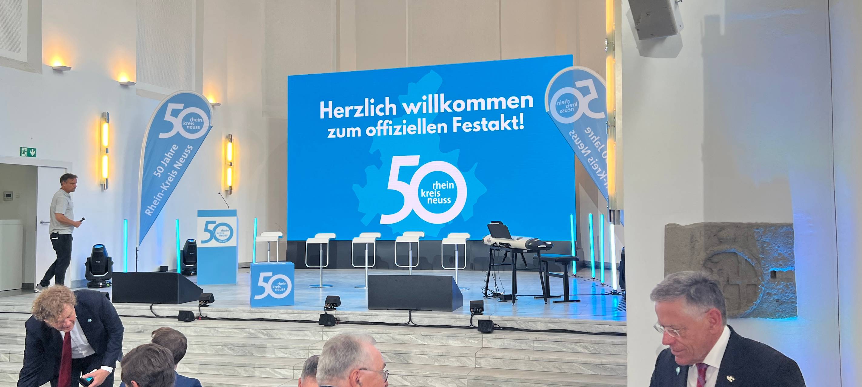 Foto von der Bühne beim Festakt "50 Jahre Rhein-Kreis Neuss"