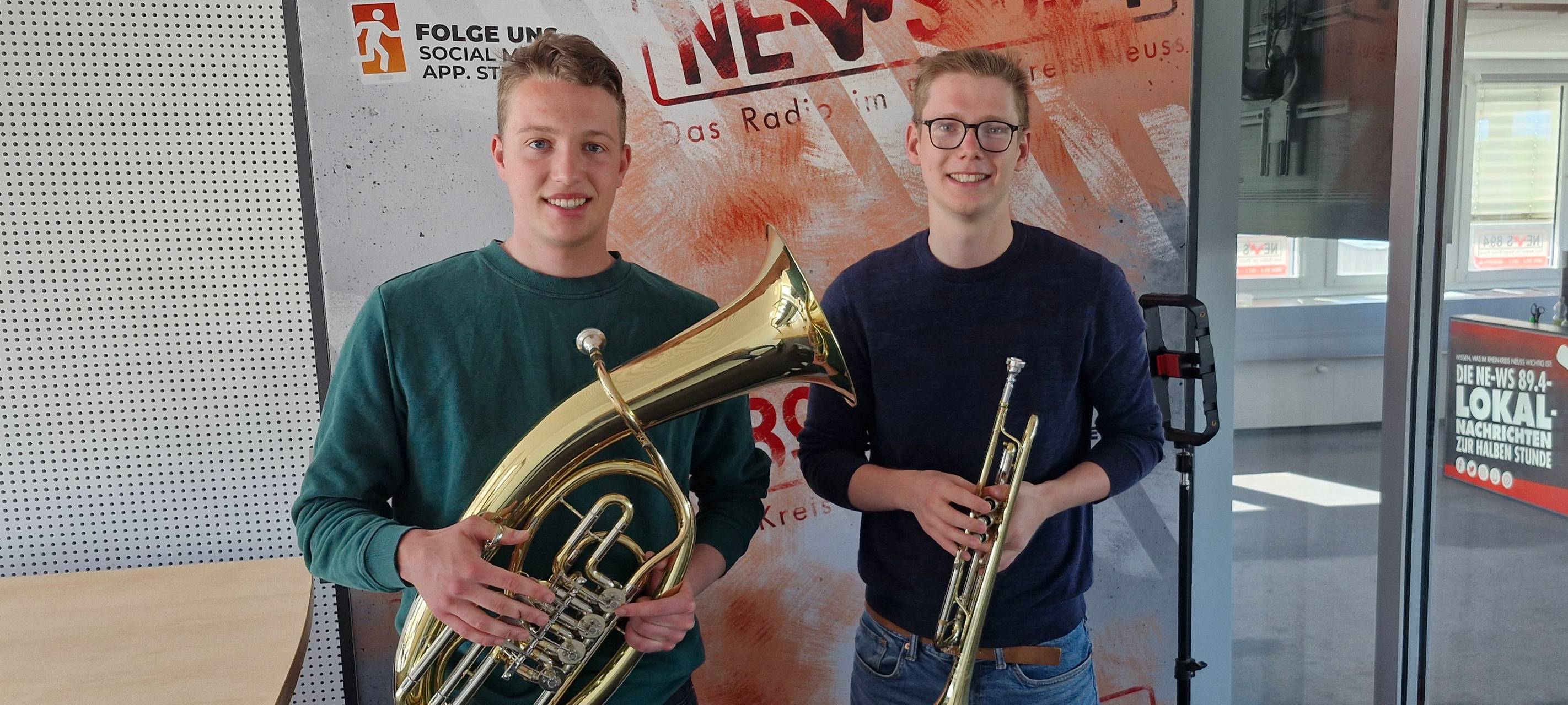 Neusser Brass-Band spielt "Sitzmucke" mit Blasinstrumenten