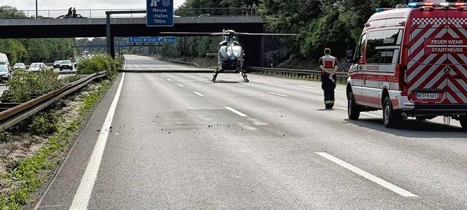 Person bei Unfall auf A57 bei Neuss eingeklemmt