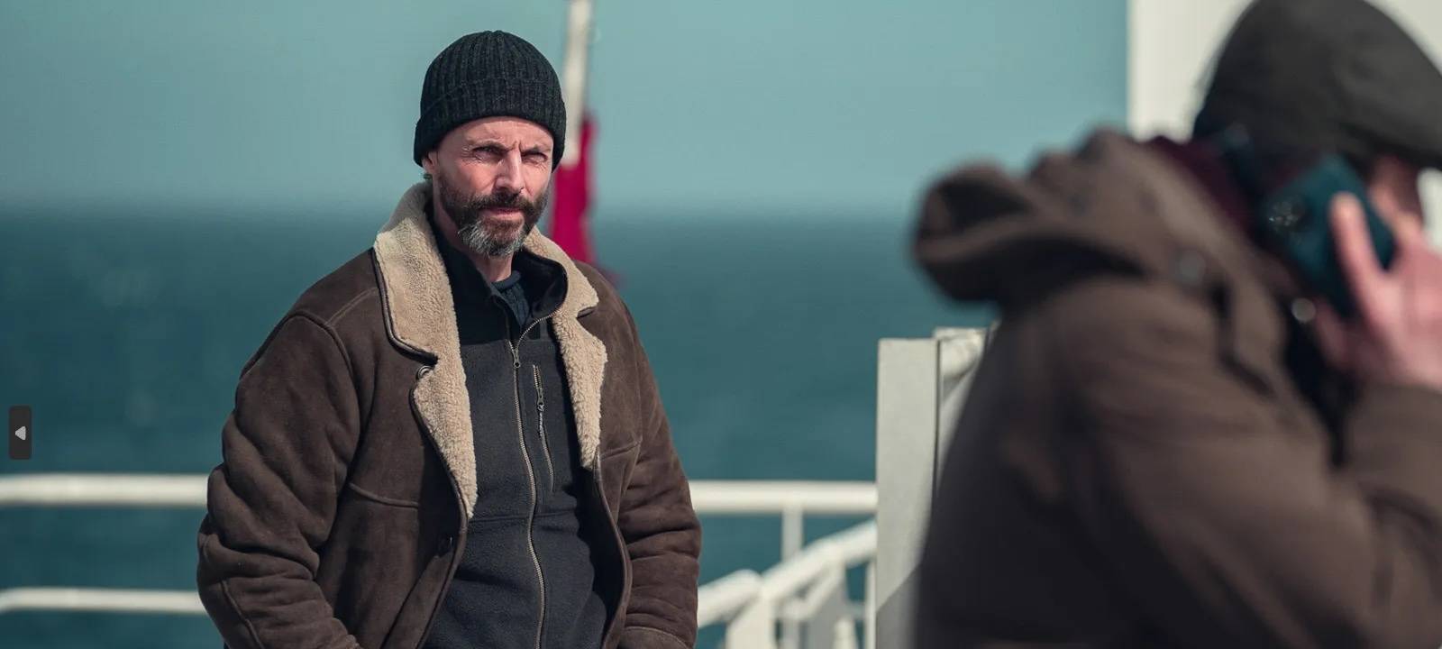 Carl Mørck auf einem Schiff.