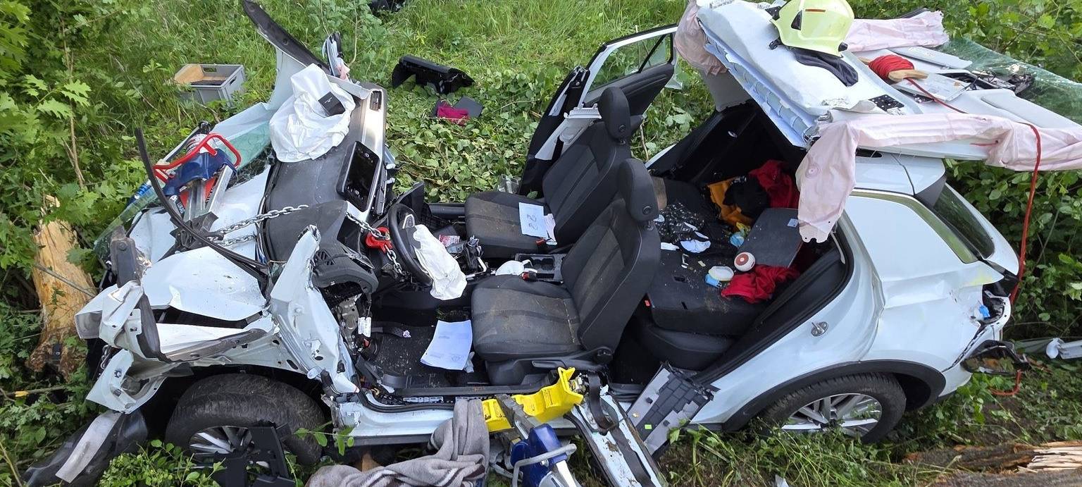 Fahrer bei Verkehrsunfall in Grevenbroich eingeklemmt