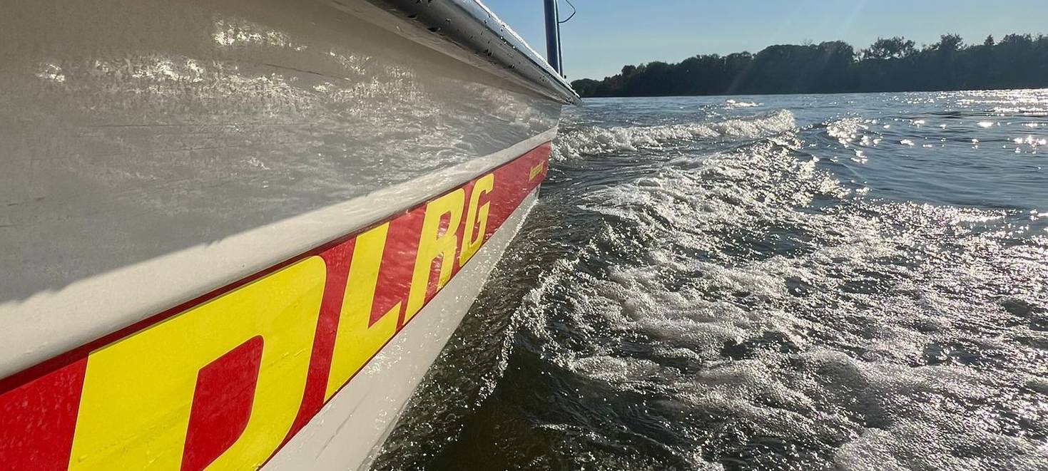 Rhein bei Neuss: DLRG rettet zusammen mit Jetski-Fahrer Mann