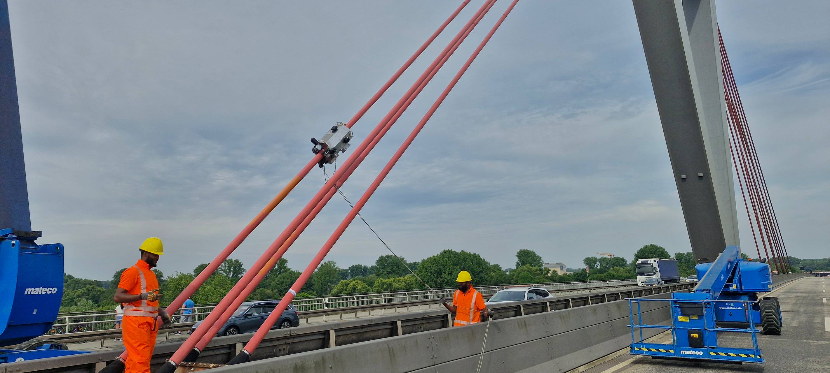 Seilprüfungen an Flughafenbrücke