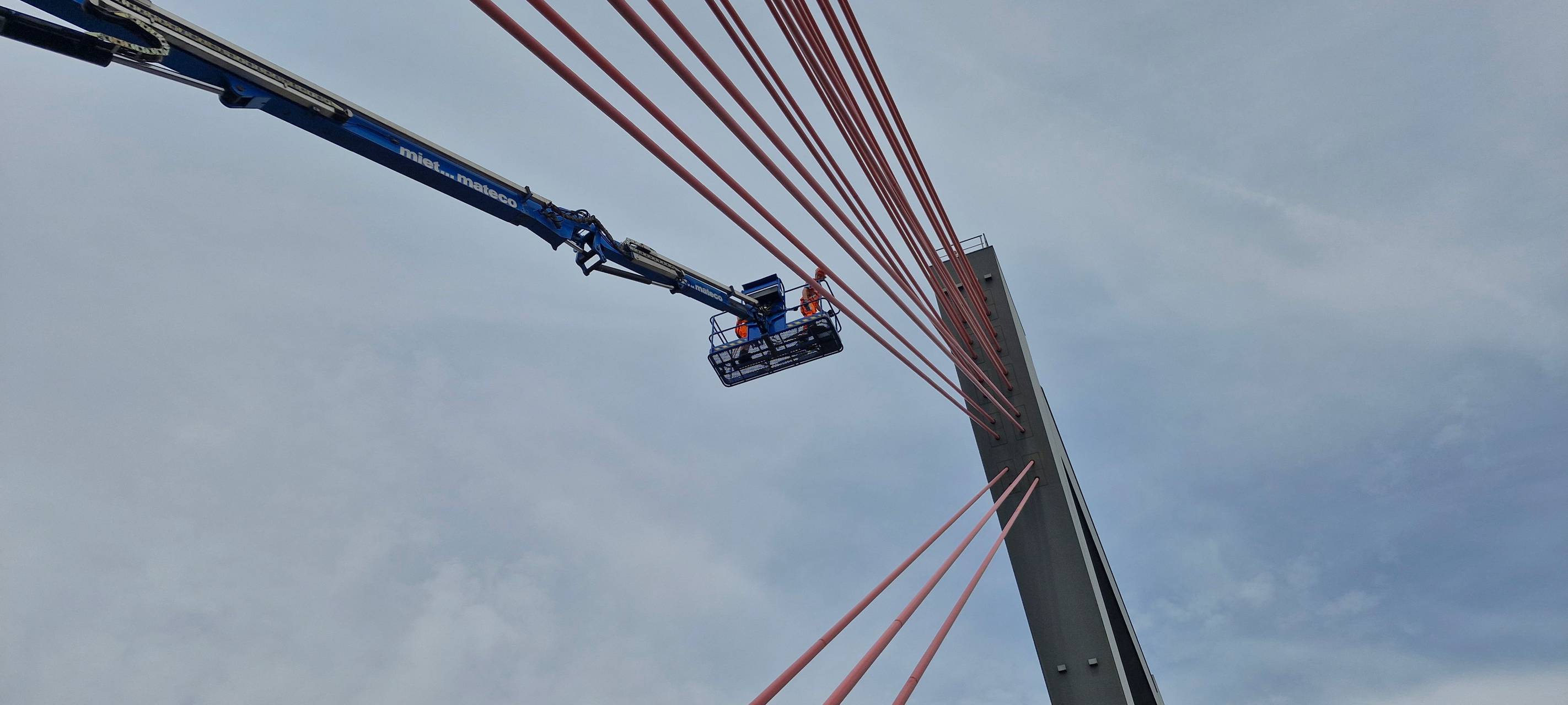 Seilprüfungen an Flughafenbrücke