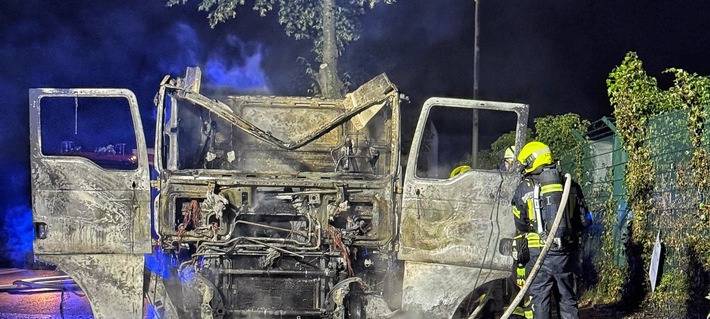 LKW-Brand im Neusser Hafen
