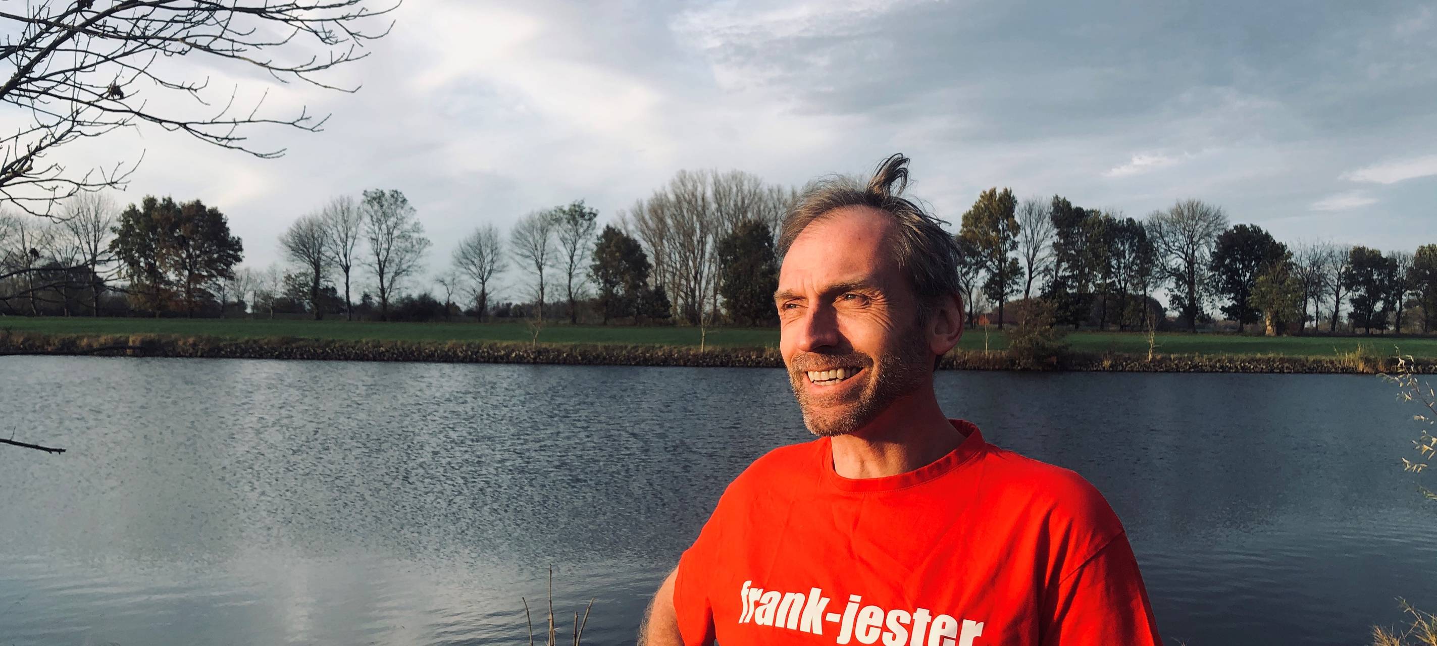 Arzt geht barfuß und ohne Geld durch Deutschland