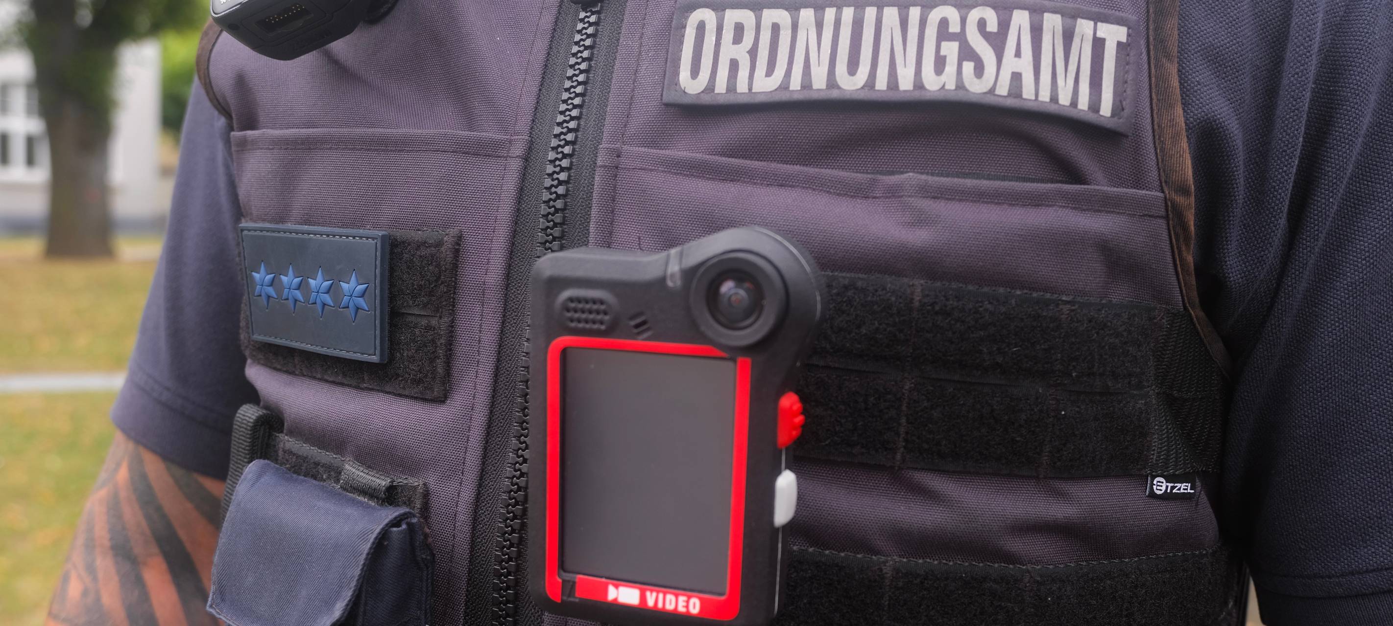 Ordnungsamt-Mitarbeiter in Dormagen mit Bodycams unterwegs