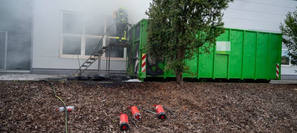 Feuer in Container auf Firmengelände in Jüchen