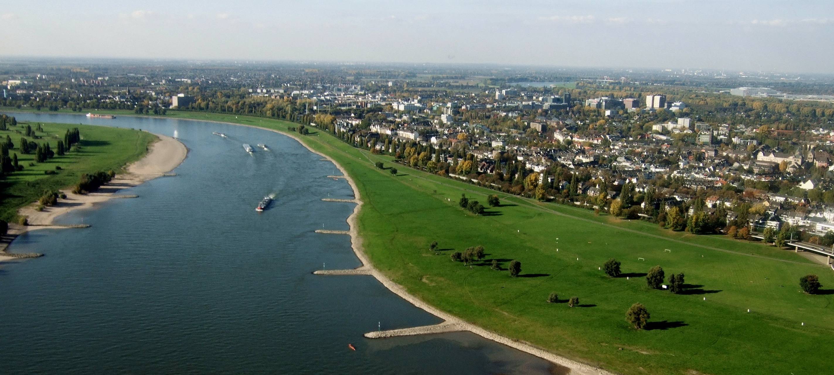 Rhein mit Blick auf Neuss