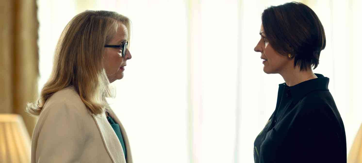 Die beiden Damen liegen im Clinch.