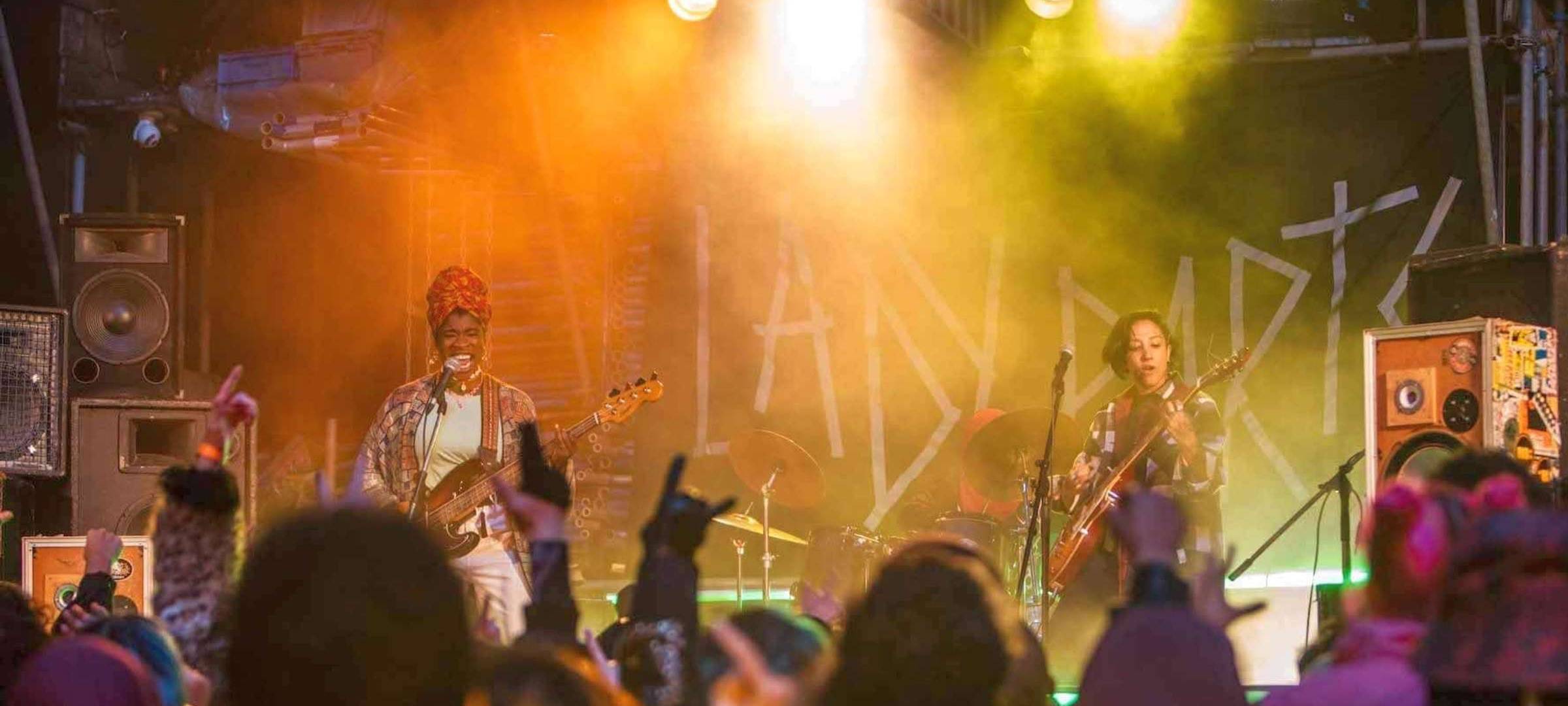 Die Band hat ihre erste Auftritte.