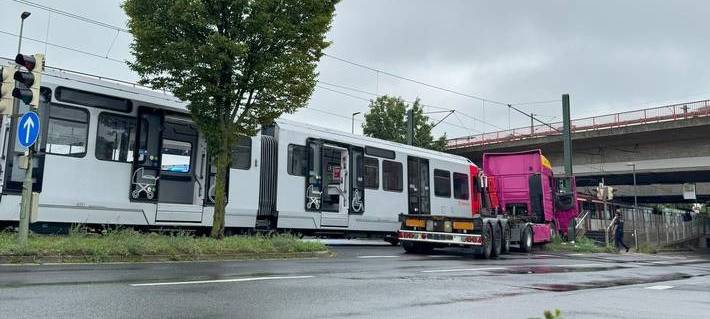LKW kollidiert mit Straßenbahn in Neuss: Zwei Verletzte