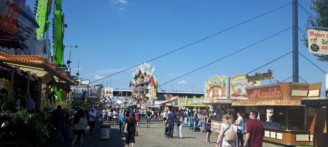 Ruhiger Start der Rheinkirmes in Düsseldorf