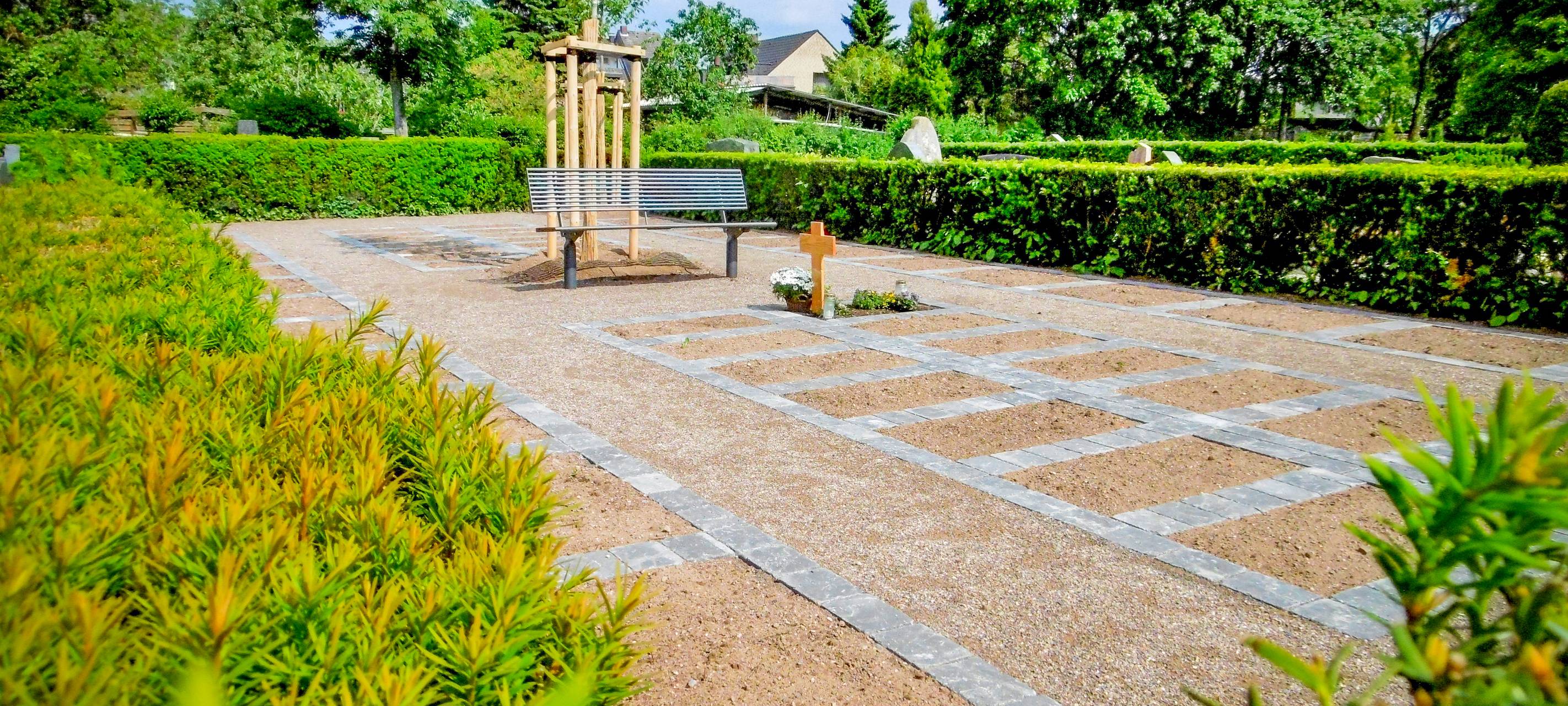 Feld für Urnengräber auf dem Friedhof in Dormagen-Zons