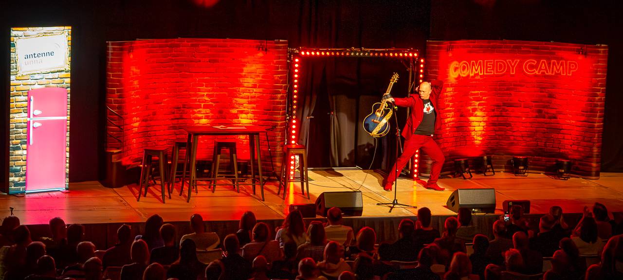 Das Comedy Camp 2025 startete in Unna in der Stadthalle. Auf der Bühne zu sehen: Heinz Gröning.