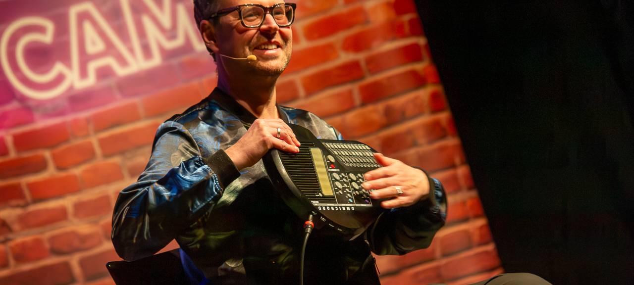 Das Comedy Camp 2025 war in Legden im Dorf Münsterland. Auf der Bühne zu sehen: C. Heiland