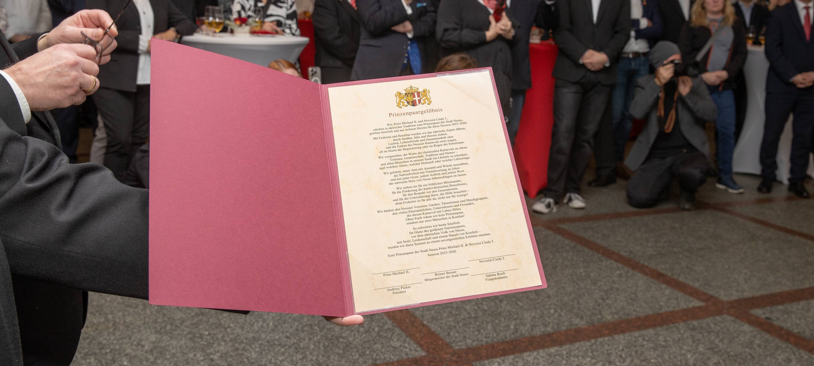 Karneval vor Start: Neusser Prinzenpaar legt Gelöbnis ab
