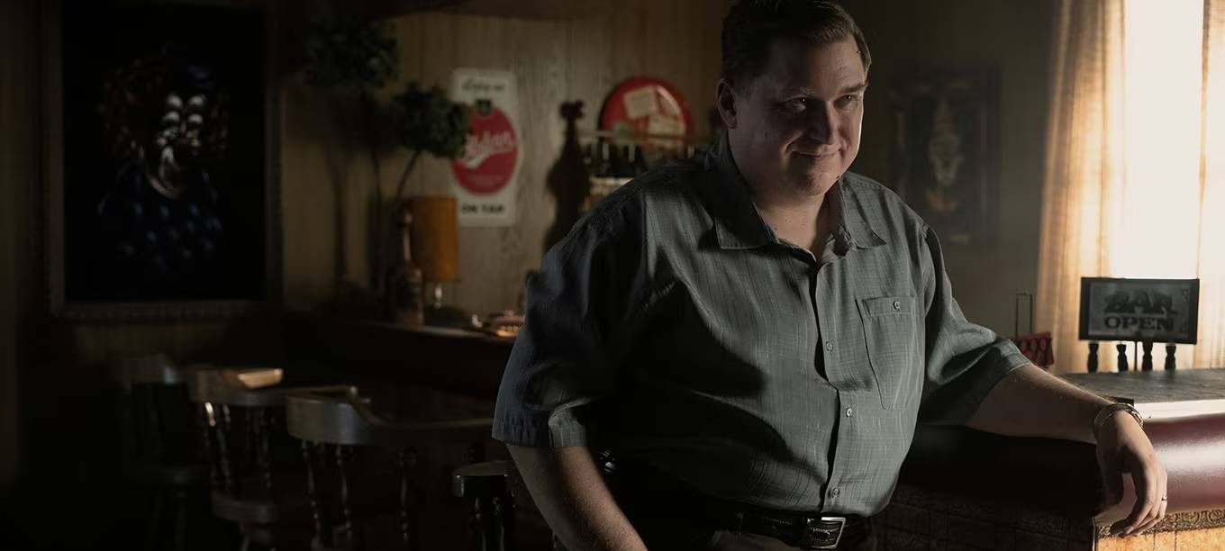 John wirkt unscheinbar.