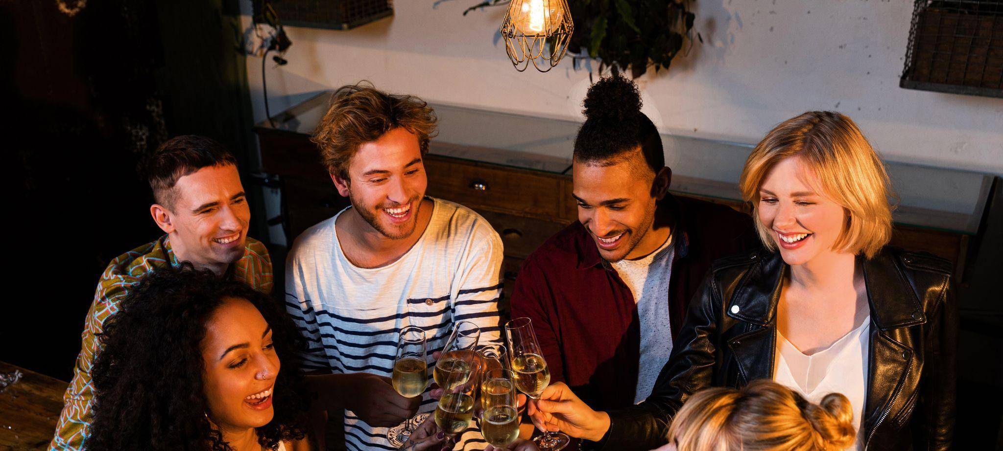 Freunde stoßen mit Sekt an